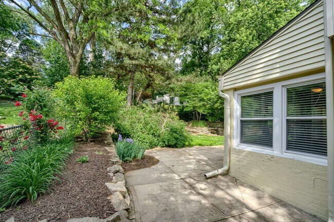 Building Photo - A Home With Character Walking Distance To ...
