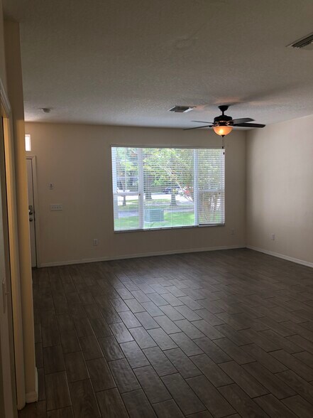 Building Photo - 2212 Golden Oak Ln