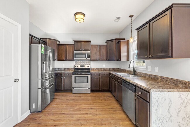 Building Photo - Towne Pointe