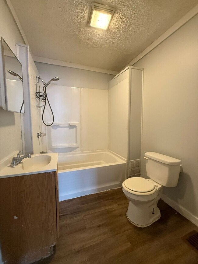 Building Photo - New Listing! 3BR/1BA home in North Brookside Park