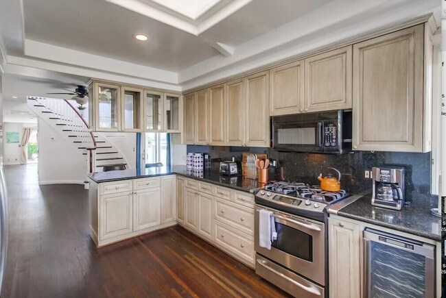 Building Photo - 5646 Chelsea Ave