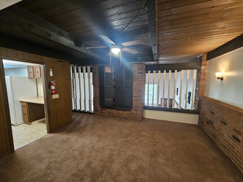 Building Photo - 2752 University Ave