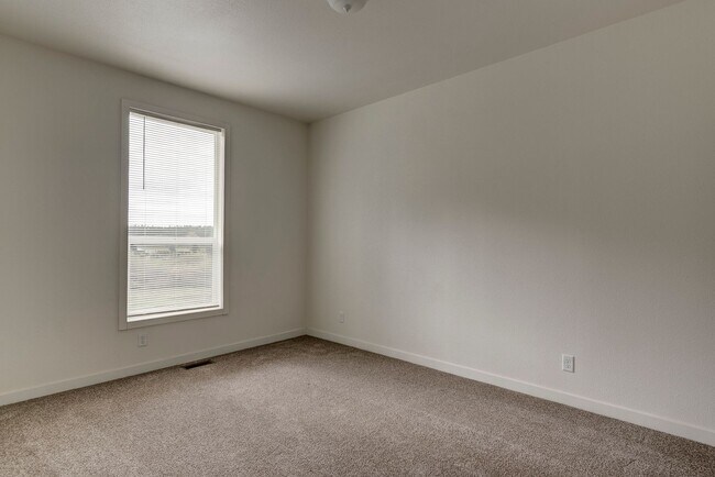 Building Photo - 3 Bed 2 Bath Pet Friendly Home