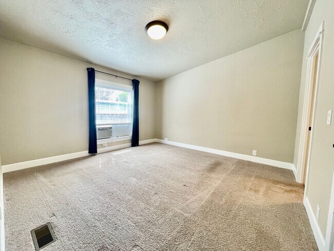 Building Photo - Spacious 3 Bedroom/2 Bath Home with genero...