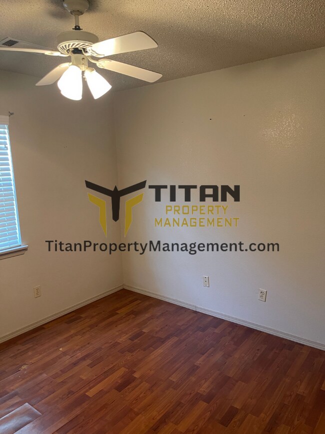 Building Photo - 2 Bed/2 Bath End Unit Apartment