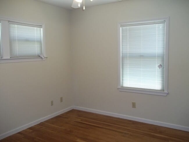 Building Photo - Super clean Fresno High home, close to the...
