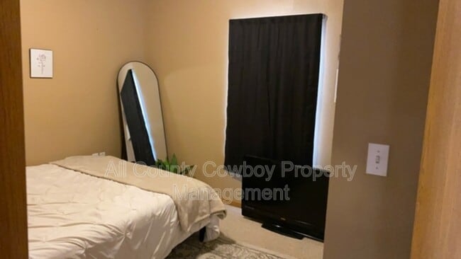 Building Photo - 621 E Mitchell St