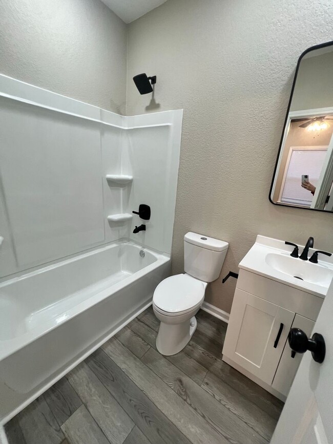 Building Photo - 3 Bed 2 Bath