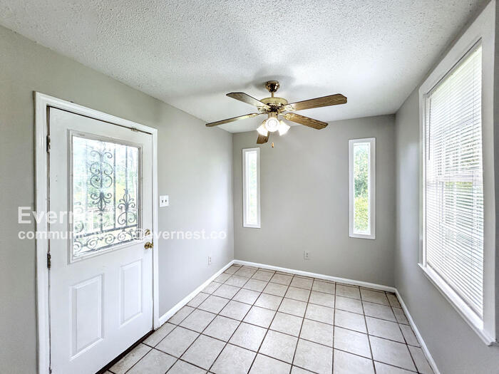 Building Photo - 2387 Rosehaven Ave