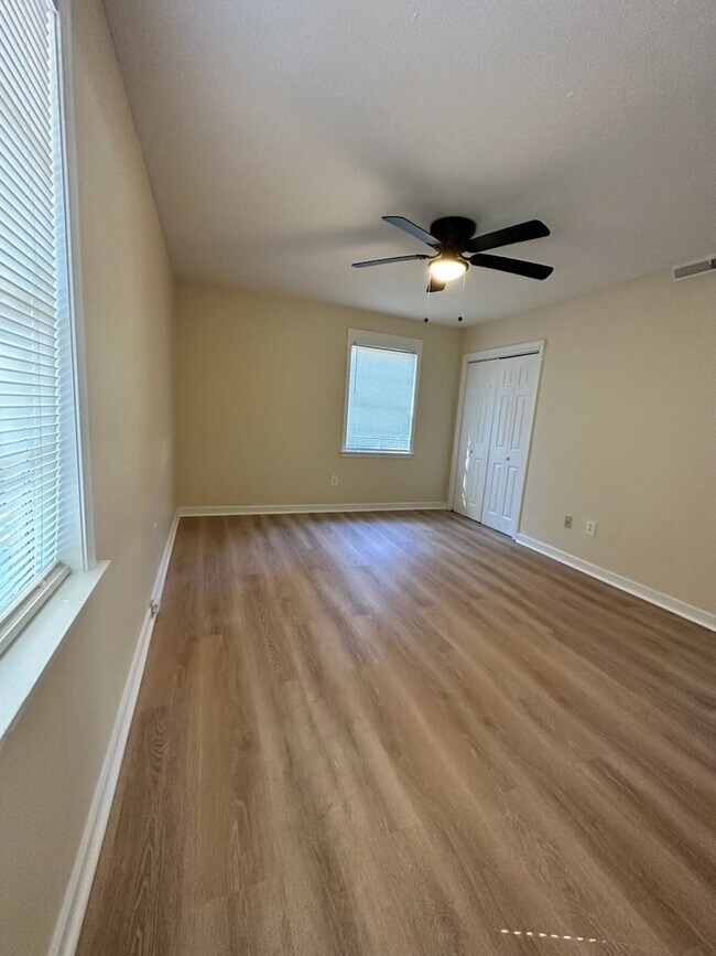 Building Photo - COMING SOON!! 3 Bed/2 Bath Home in Northea...