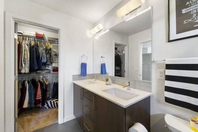 Building Photo - Modern & spacious 3bed/3bath with yard in ...
