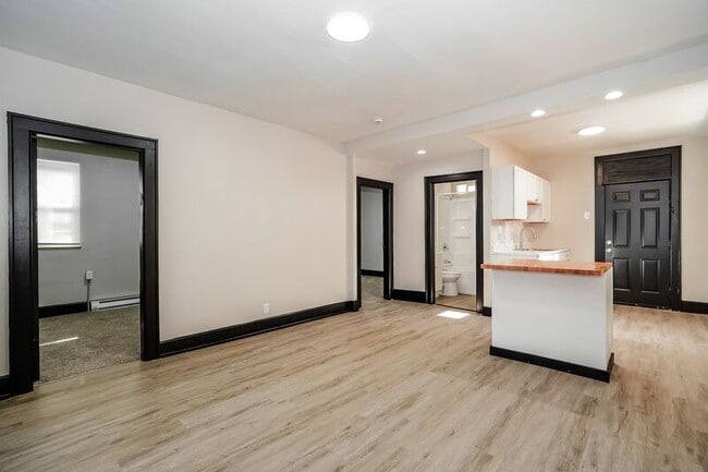 Building Photo - 98-100 N Hague Ave