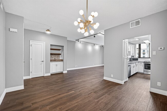 Building Photo - 5150 Hidalgo St
