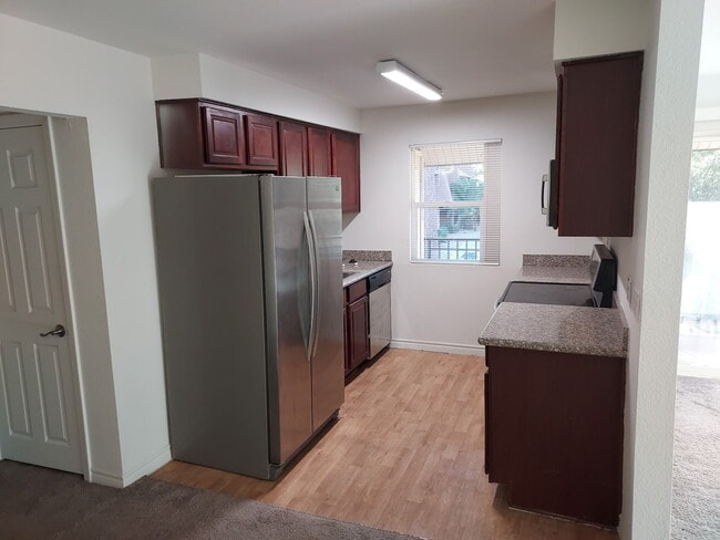 Building Photo - 4918 River Glen Dr