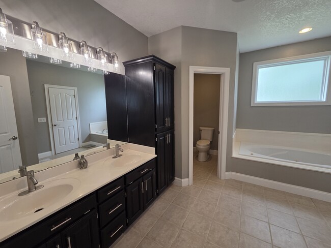 Building Photo - 2507 Golf Links Rd