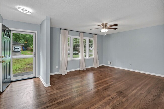Building Photo - Newly Updated 3 Bedroom Home with Spacious...