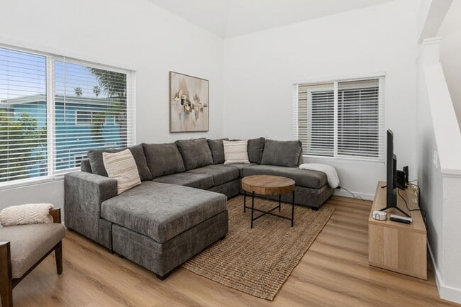 Building Photo - NEW Remodeled and furnished, 4 bed 3 bath available September 2026 to May 2027