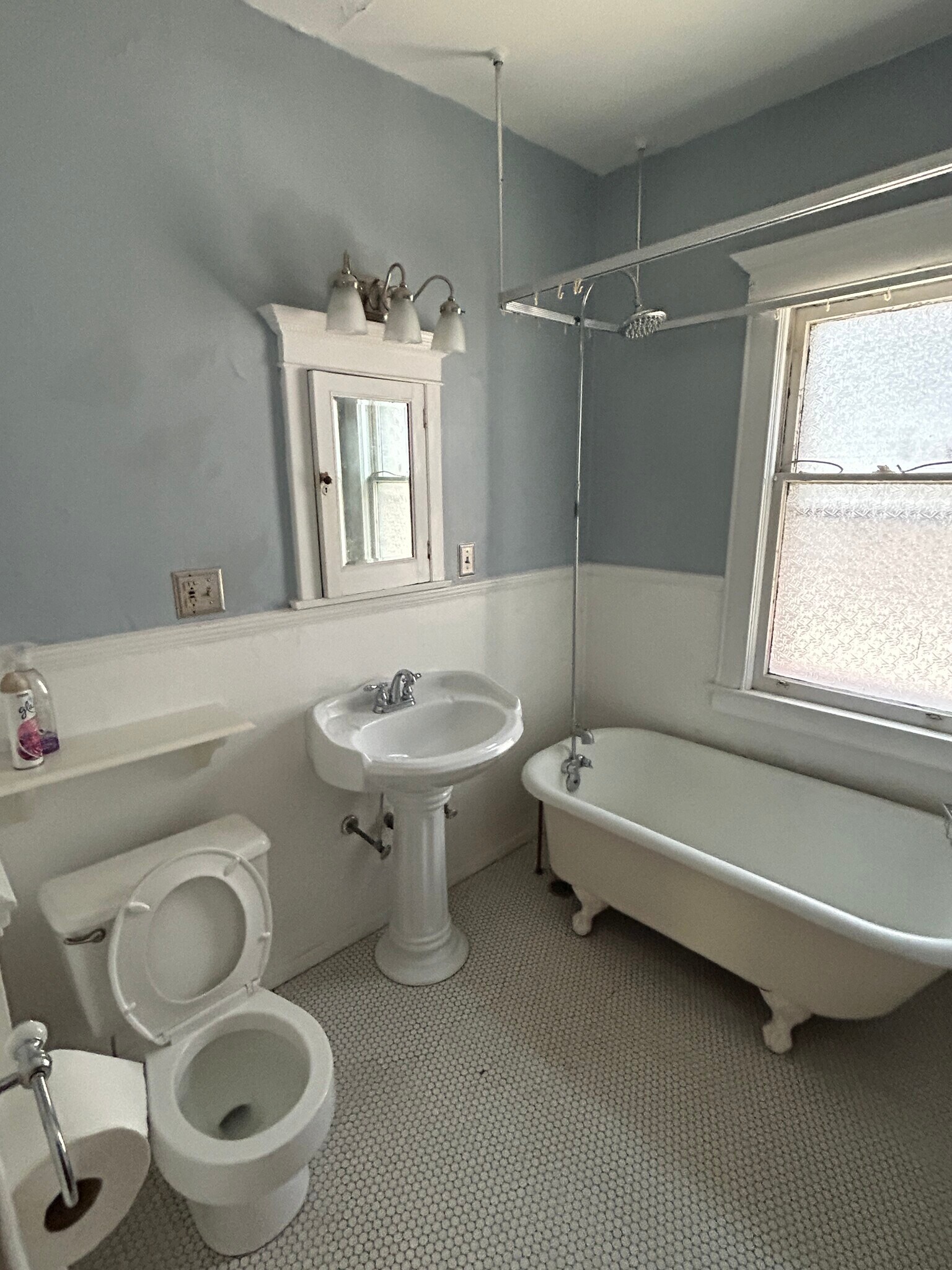 Original Bathroom tiles and tub - 10 Granger Pl