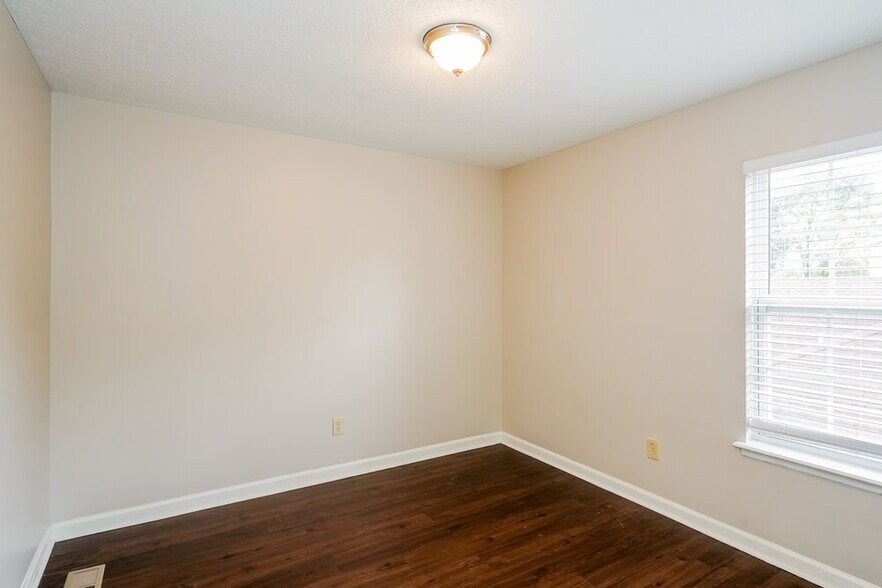 Building Photo - 2729 Riverbend Dr