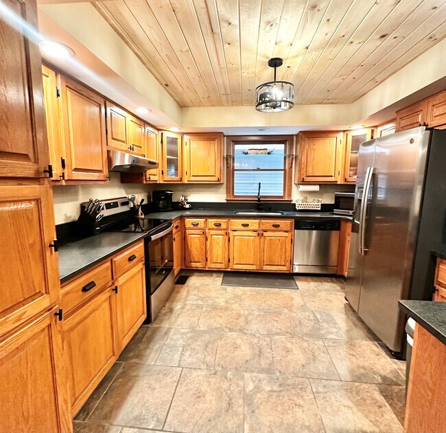 Building Photo - 300 Harris Dr