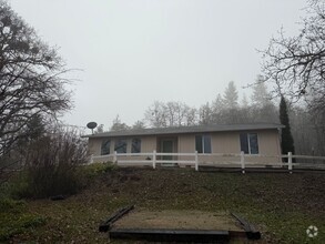 Building Photo - Rural House in the outskirts of Eagle Point