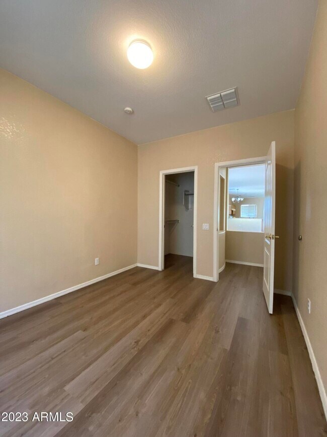 Building Photo - 517 S 115th Dr