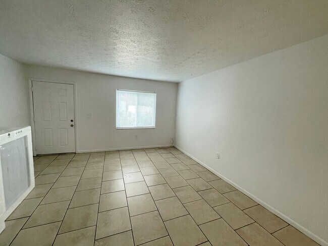 Building Photo - The Grove Floor Plan- Updated 2BD, 1BTH