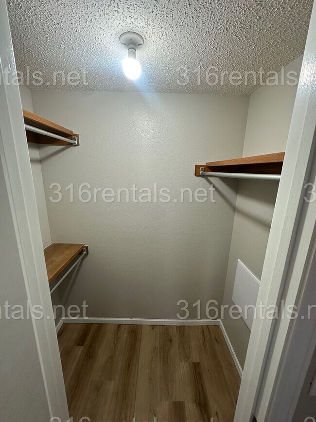 Building Photo - $925- 2 bedroom 1 bath - Apartment located in Riverside