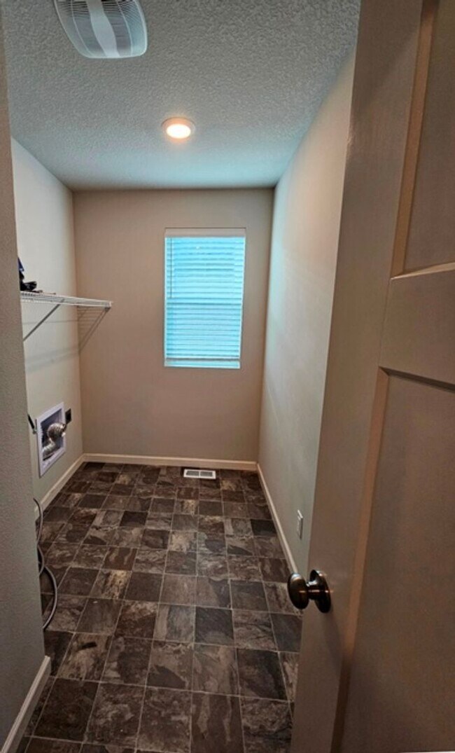 Building Photo - 5Bd/3Ba Two Story House - For viewing!