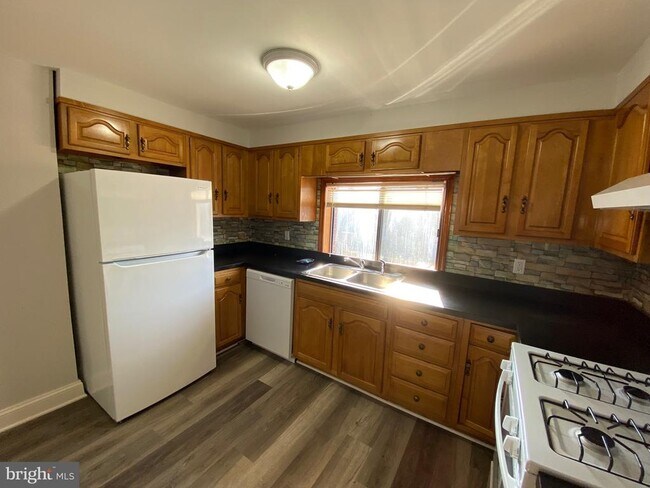 Building Photo - 338 Gusryan St