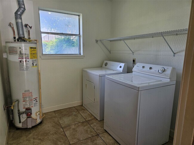 Building Photo - 207 Shadow Oaks Dr