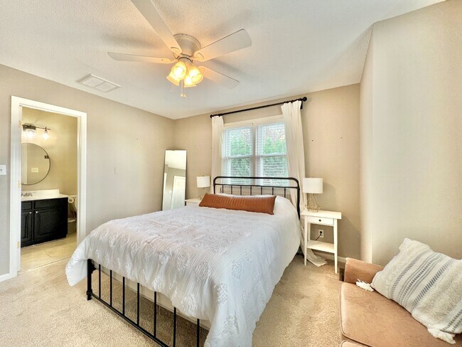 Building Photo - Condo with Convenient Location!