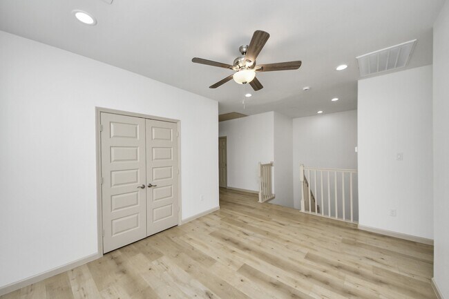 Building Photo - 2119 Esther Dr
