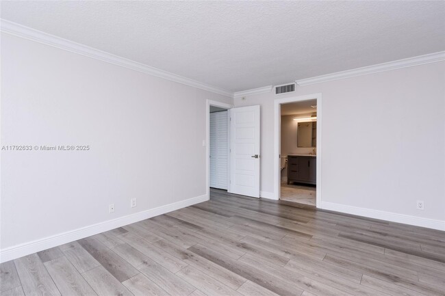 Building Photo - 1301 River Reach Dr