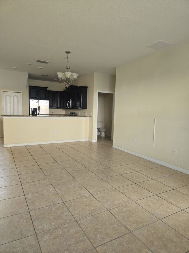 Building Photo - Amazing 4 Bedroom + Office/Bonus Room, 2 1...