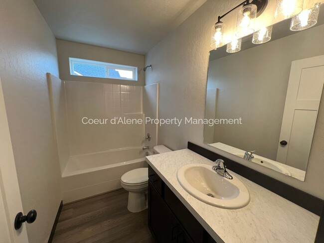 Building Photo - 3 bed, 2 bath house