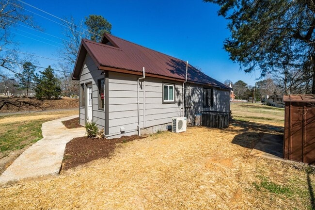 Building Photo - Freshly Updated & Full of Style – Don't Miss This Adamsville Gem!