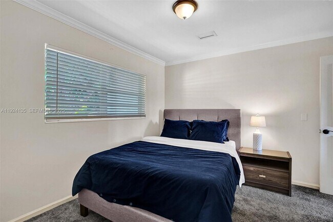 Building Photo - 2106 NE 16th Ave