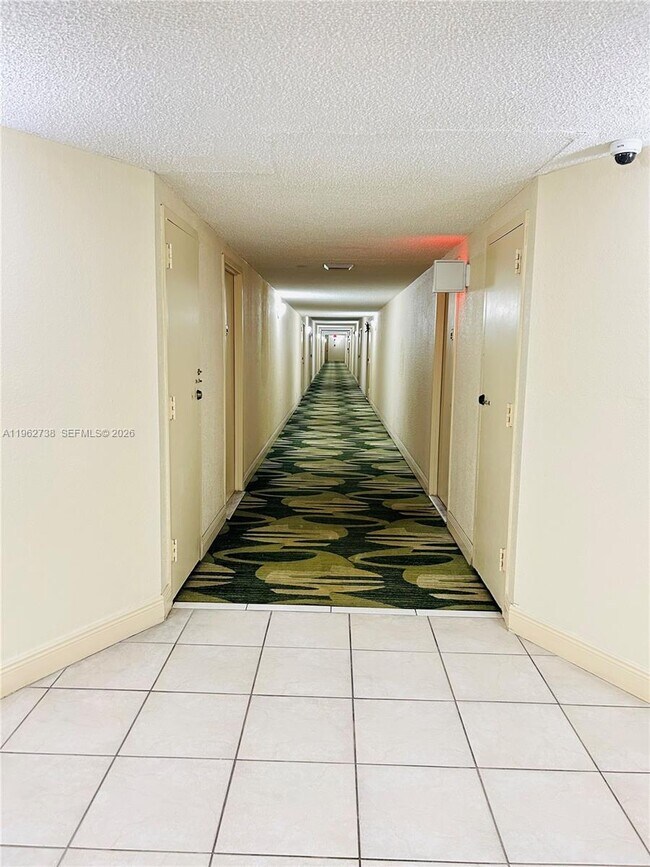 Building Photo - 800 Parkview Dr