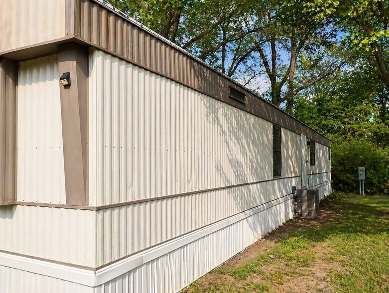 Building Photo - 27 Deerwood Park