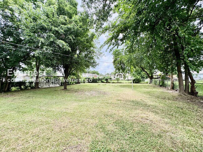 Building Photo - 3 Bed/1 Bath Home with Fenced Yard & Garage / Pet-Friendly / Coming Soon!