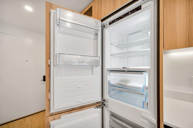 Building Photo - 225 N Miami Ave