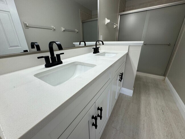 Building Photo - Fully Renovated Townhome | Modern Quartz K...
