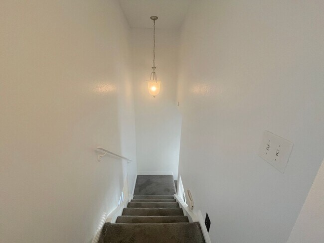 Building Photo - SPACIOUS 2BED/2BATH TOWNHOUSE