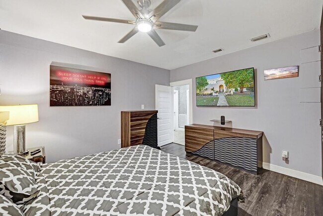 Building Photo - 2000 Jackson St