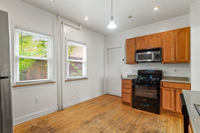 Building Photo - 2118 E Linnwood Ave