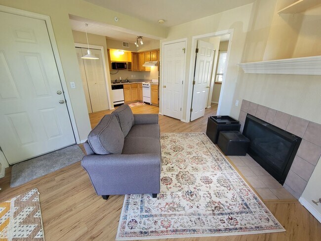 Building Photo - Adorable and Sunny One Bedroom Apartment near CU in Central Boulder