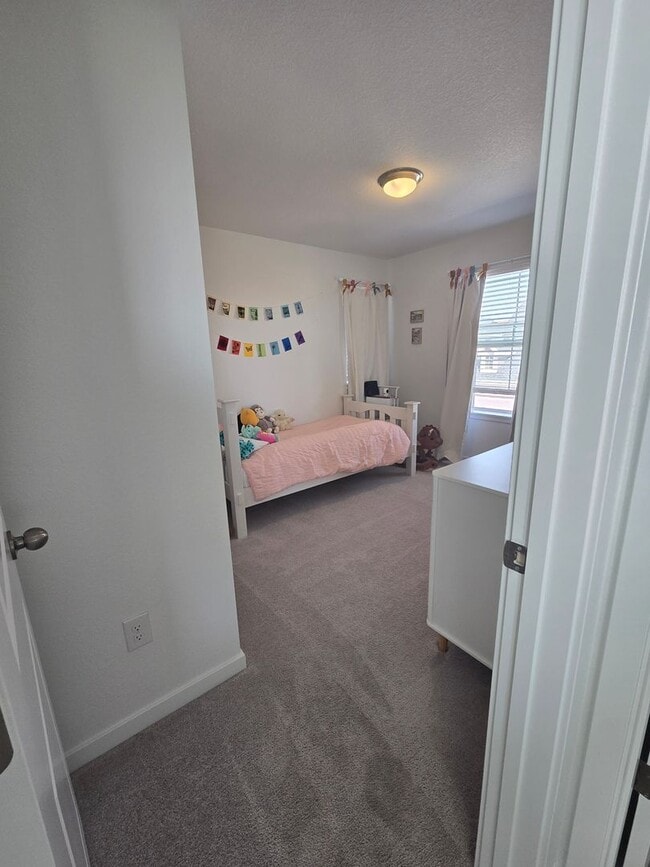 Building Photo - Spacious 4B/3B Available Early April!