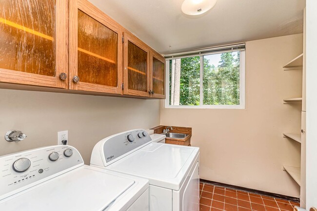 Building Photo - 3bd/2.5ba Bellevue House