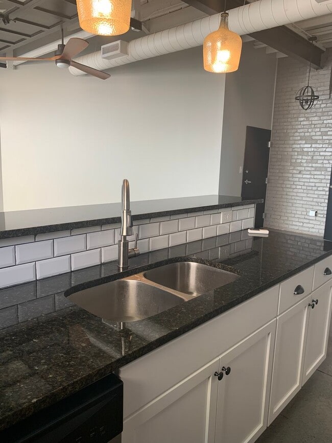 Building Photo - Ford Building